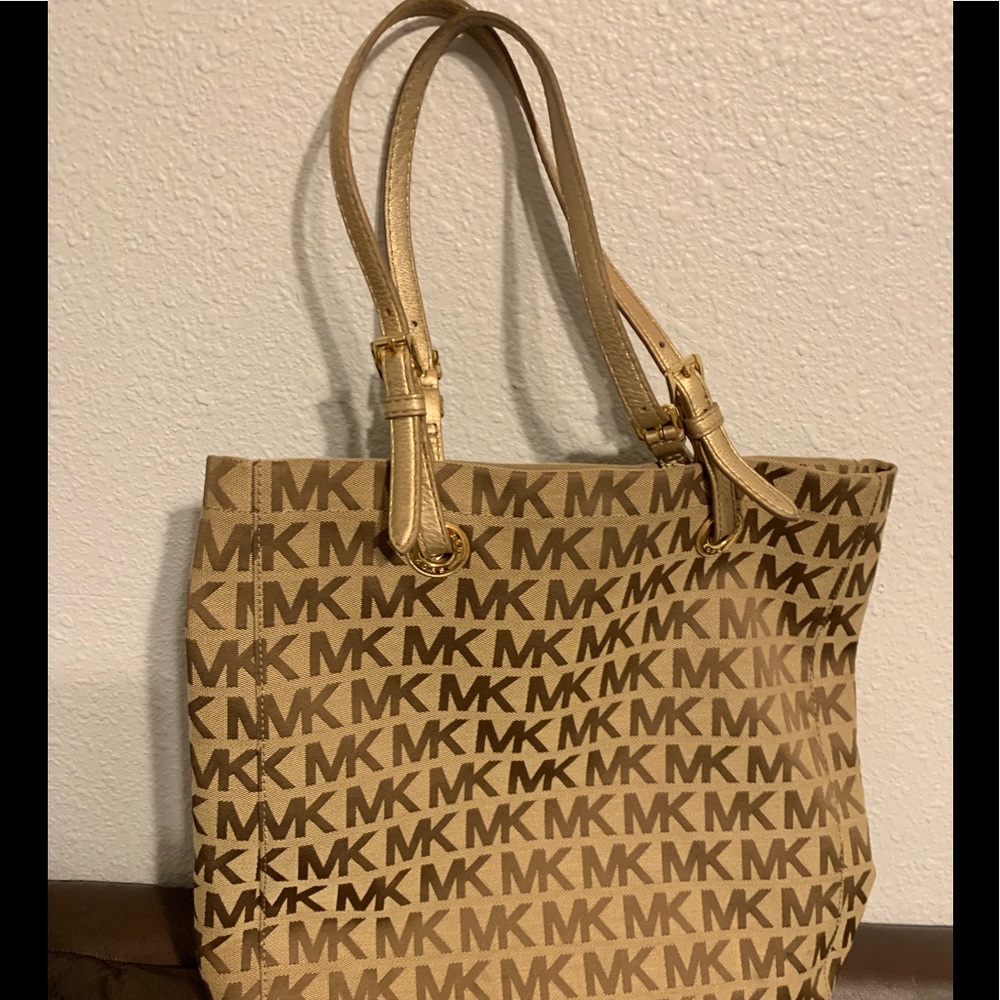Michael Kors Jet Setting Canvas Tote